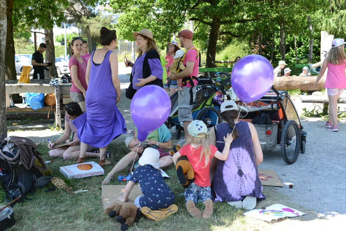 Auf dem Spielplatz Windegg war vor der Demo eine gelassene Stimmung. Menschen auf einem Spielplatz